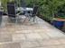 Les dalles en gneiss en granite Girona Antique avec table et chaises
