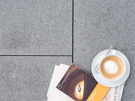 Tasse à café sur sole en granit