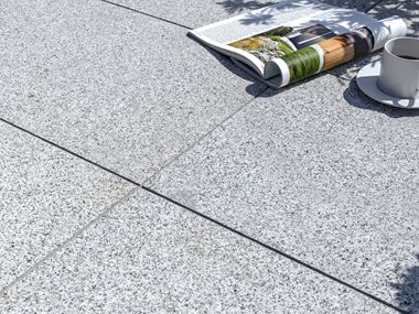 Le granit Silver Classico existe également en tant que dallage de terrasse Dalles de terrasse en granite Silver Classico avec magazine et tasse de café