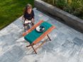 Afyon Grey : pour une terrasse chic et design Femme assise à une table en bois sur terrasse en marbre Afyon Grey