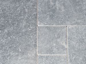 Gros plan sur le dallage en marbre Afyon Grey