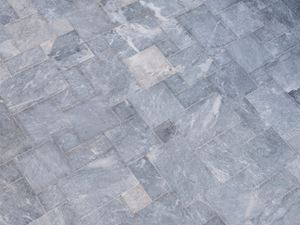 Dalles de marbre gris Afyon Grey en opus romain vues depuis le haut