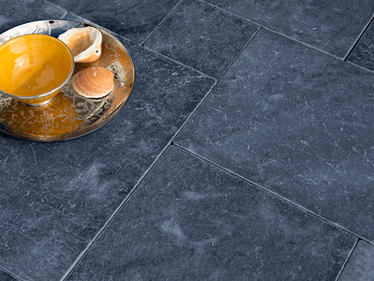 Dalles en marbre Afyon Dark avec éléments de décoration