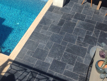 Dallage en marbre Afyon Dark au bord de la piscine