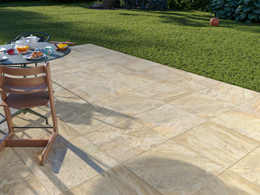 Une terrasse habillée d'un dallage imitation quartzite Bern