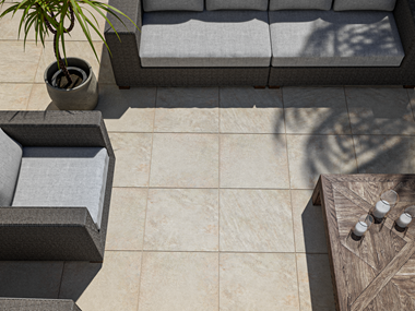 Terrasse avec dallage imitation quartzite Classic Beige vue de haut, avec mobilier extérieur