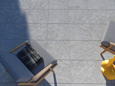 Terrasse imitation quartzite Classic Grey avec mobilier extérieur