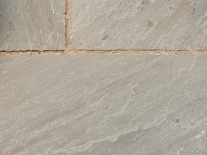 Kandla Grey possède une surface clivée à la beauté naturelle Gros plan sur le dallage en grès Kandla Grey