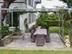 Dalle de grès Kandla Grey sur une terrasse avec pergola et pelouse attenante
