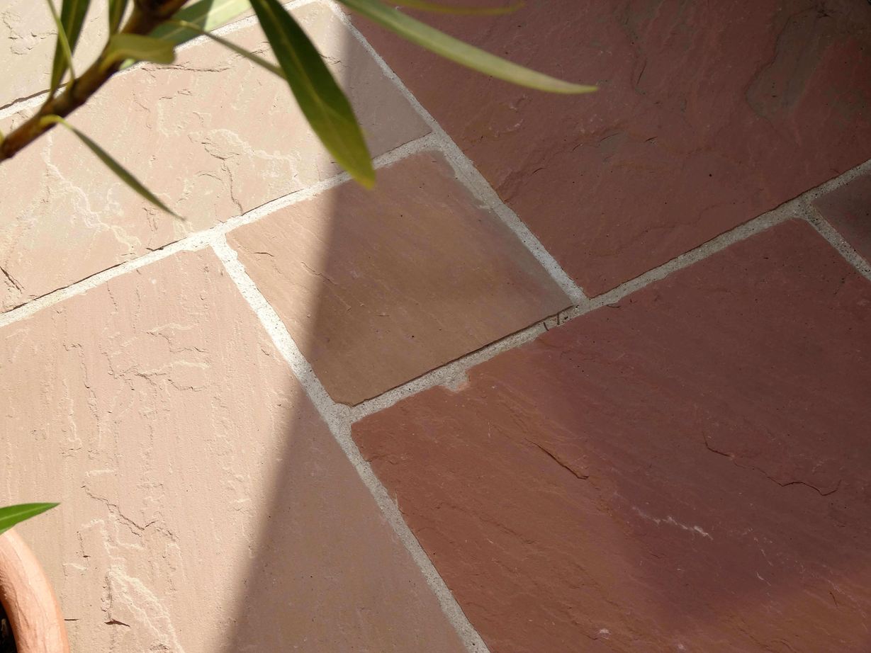 Grâce à l'imperméabilisation, le grès est très facile d'entretien Dalles de grès Modak, terrasse, gros plan