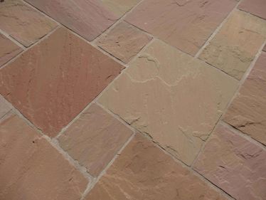 Le dallage en grès Modak aux tons rouges posé en opus romain