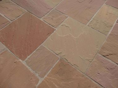 Le dallage en grès Modak aux tons rouges posé en opus romain
