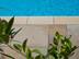 Les dalles en grès Yellow Mint au bord de la piscine