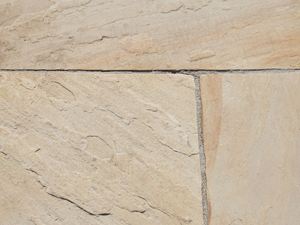 Les dalles Yellow Mint : Une surface naturellement brute et antidérapante Vue détaillée du grès beige Yellow Mint