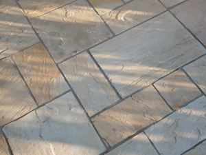 Dalles claires en grès Yellow Mint en format opus romain photographiées depuis le haut