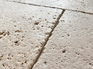 Travertin _Château_beige_antiquité_carreau_non_jointoyé