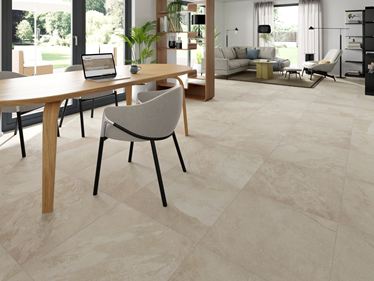 Le carrelage en grès cérame Alpine Beige dans le salon avec table et chaises