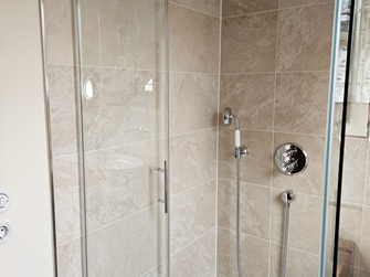 Carrelage effet ardoise Alpine Beige dans la douche