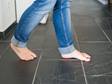 Une personne marche pieds nus sur le carrelage en ardoise Black Rustic