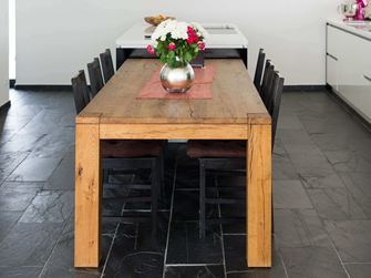 Carrelage en ardoise Black Rustic, table en bois et murs blancs