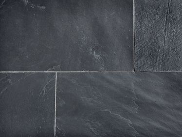 Vue sur les carreaux d'ardoise Black Rustic posés et leurs joints clairs