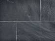 Vue sur les carreaux d'ardoise Black Rustic posés et leurs joints clairs