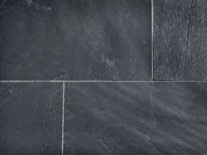 Black Rustic : chaque carreau a de fines schistosités qui le rendent unique Vue sur les carreaux d'ardoise Black Rustic posés et leurs joints clairs