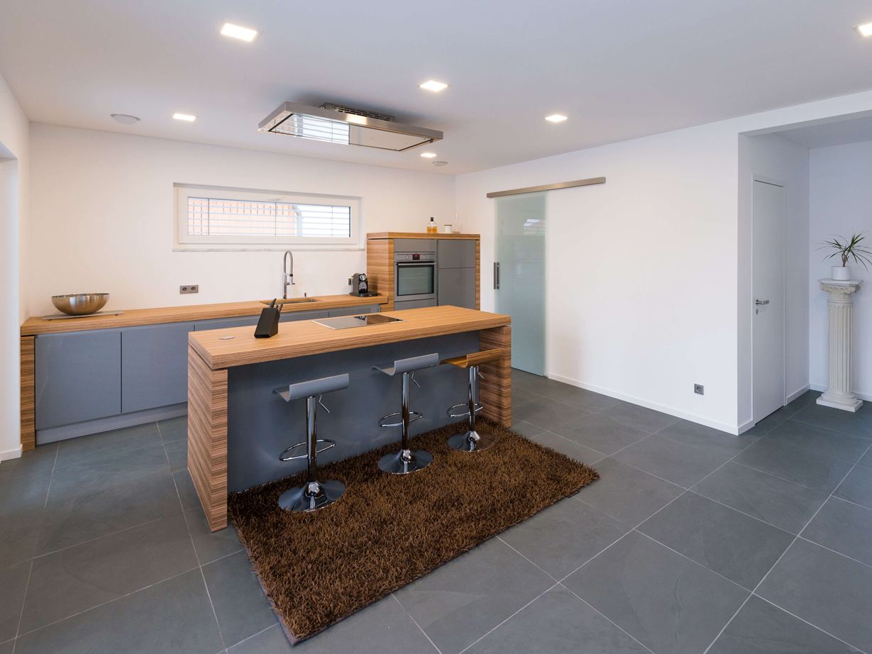 Cuisine avec éléments en bois et carreaux d'ardoise en gris doux comme revêtement de sol