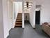 Le carrelage Grey Slate posé dans une pièce spacieuse avec escalier