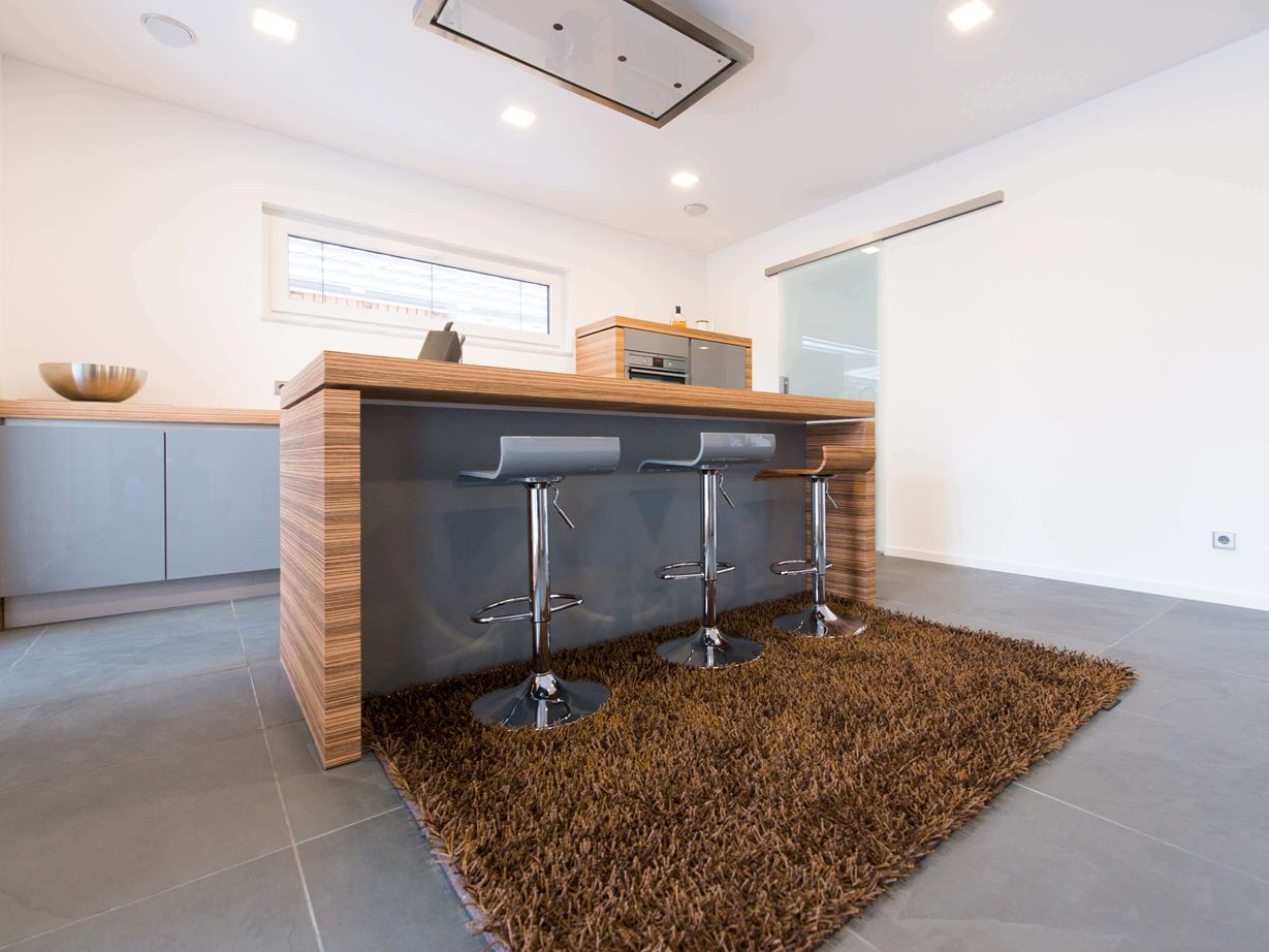 Le mélange moderne et chaleureux de l'ardoise et du bois L'ardoise grise Grey Slate posée dans une cuisine moderne