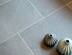 Carrelage en ardoise Grey Slate et deux petits vases