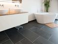 Sa surface antidérapante est parfaite pour la salle de bain Une baignoire posée sur les carreaux en ardoise Mustang