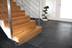 Le carrelage en ardoise Mustang en bas d'un escalier en bois