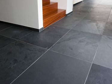 Les carreaux grand format d'ardoise Mustang posés dans le couloir à côté de l'escalier