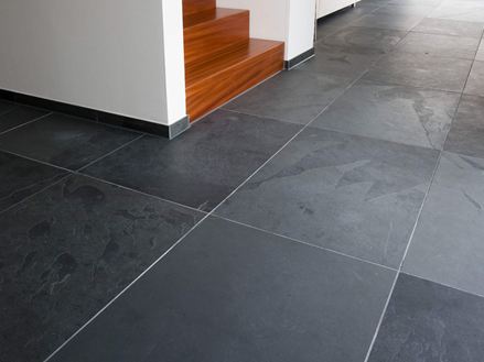 Les carreaux grand format d'ardoise Mustang posés dans le couloir à côté de l'escalier
