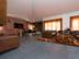 Salon avec moto, tapis marron, carrelage en ardoise Mustang