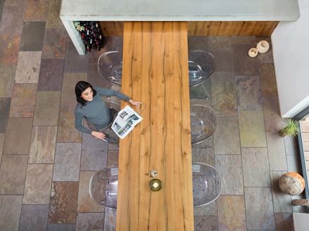 Une salle à manger moderne avec un carrelage en ardoise Peacock au sol