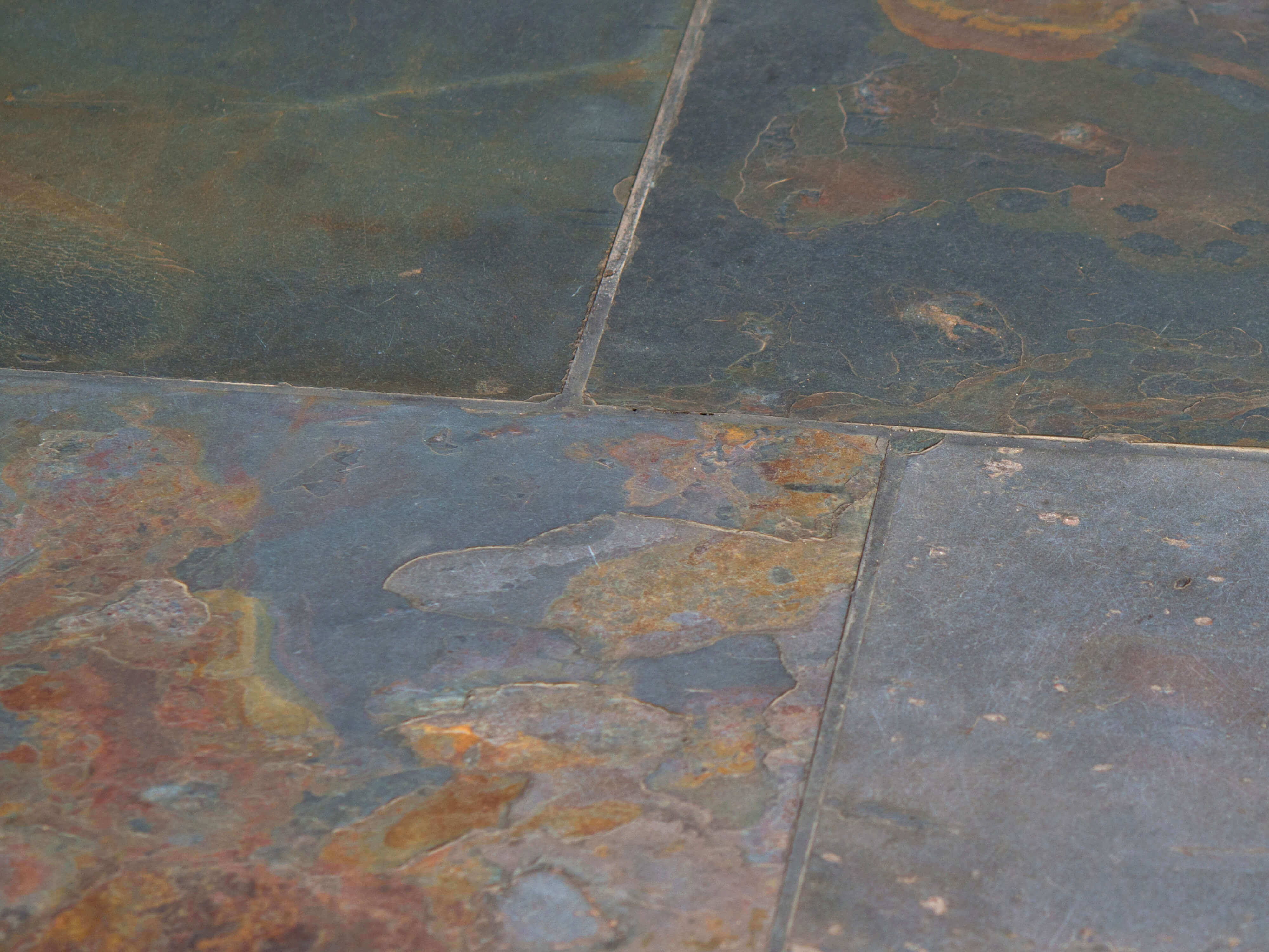 Détail : l'ardoise Peacock vue de près