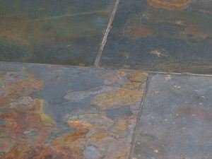 Détail : l'ardoise Peacock vue de près