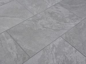 Les veinures imitent parfaitement l'ardoise Grès cérame aspect ardoise Alpine Grey, vue diagonale