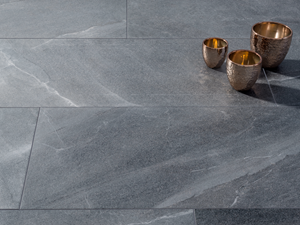 Des vases sur les carreaux effet ardoise anthracite Canyon Slate