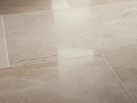 Marmor-Fliesen Royal Cream poliert, seitliche Aufnahme