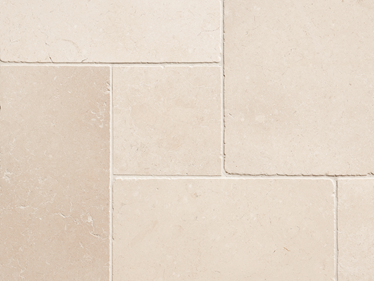 Gros plan sur les carreaux beiges Cleopatra Light en pierre calcaire et leurs joints fins