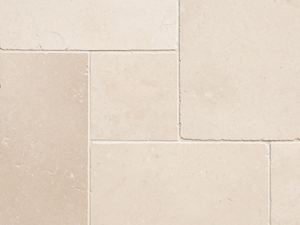 Gros plan sur les carreaux beiges Cleopatra Light en pierre calcaire et leurs joints fins