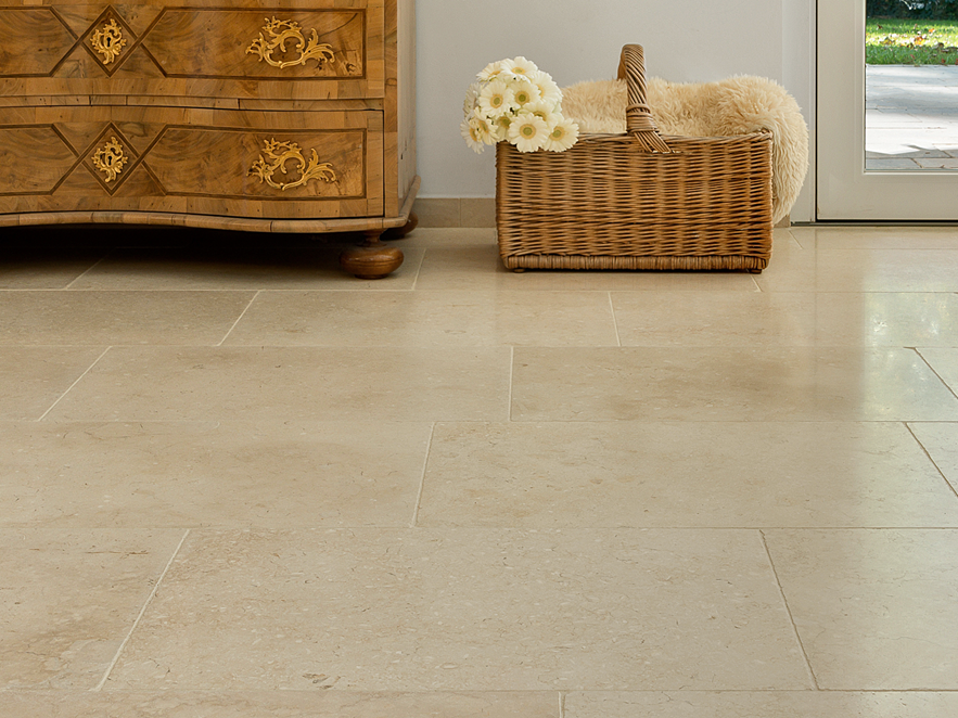 Gros plan sur les carrelages de calcaire beige clair Cleopatra Light