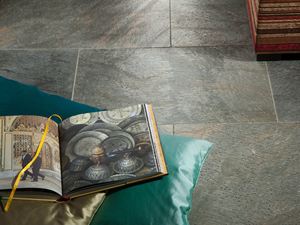 Livre et coussin sur carrelage en quartzite Deoli Green