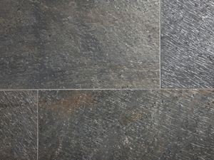 Le quartzite Deoli Green est une pierre anthracite aux inclusions brillantes Le carrelage Deoli Green en quartzite, gros plan sur les joints