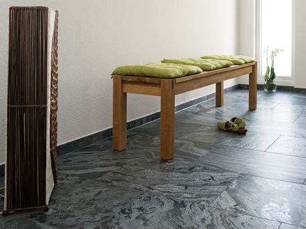 Banc sur carreaux de quartzite Silver Grey dans une zone d'entrée
