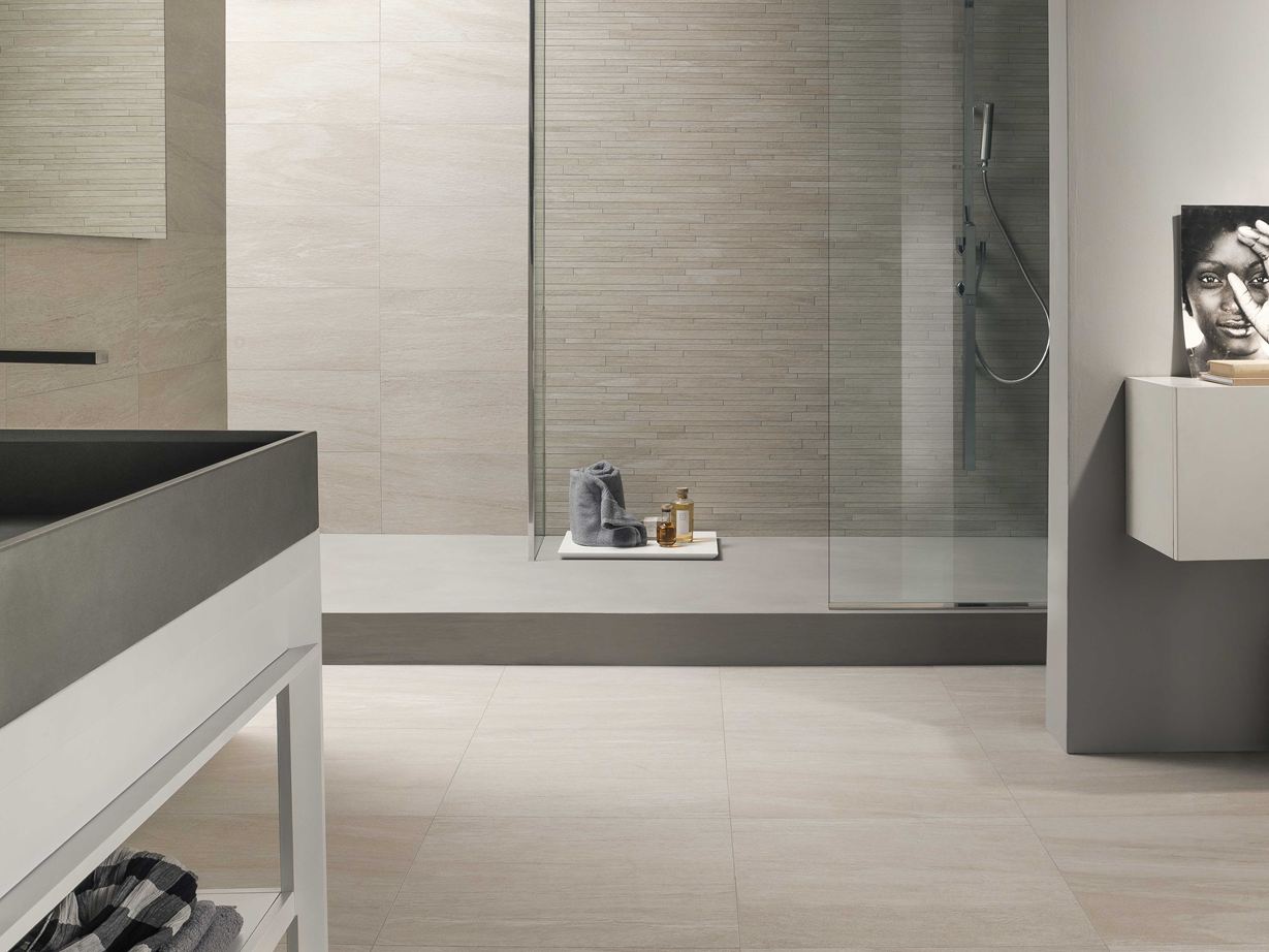 Un carrelage effet pierre parfait pour la salle de bain Mountain Beige en grès cérame effet pierre au mur comme au sol dans la salle de bain.