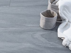 Élégant : le grès cérame effet pierre Les carreaux aspect pierre grise Mountain Grey et des éléments de décoration